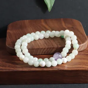 Detail van de dubbellaagse kralenarmband met kunziet, zoetwaterparels en edelstenen.