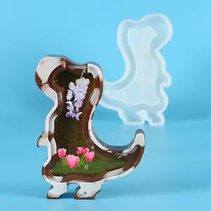 Detail van dinosaurus-siliconen mal voor hars met versierd afgewerkt harsstuk