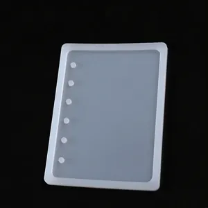 Gros plan du moule en silicone translucide pour couverture de carnet en résine à 6 trous