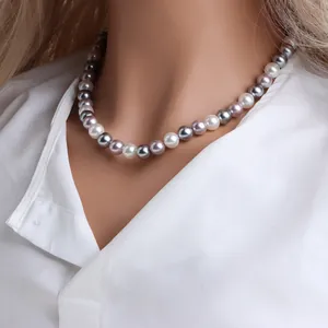 Détail en gros plan d'un collier de perles multicolores de style vintage sur un mannequin