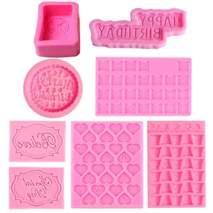 Details von rosa Silikonformen mit Alphabet und Herzformen für Schokolade Backen.