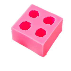 Vue détaillée d'un mini moule en silicone rose à 4 cavités pour la décoration de gâteaux