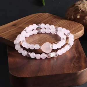 Vue détaillée de près d'un bracelet en quartz rose naturel avec pierre en forme de cœur