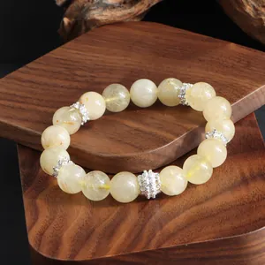 Detalle de primer plano que muestra la textura de una pulsera de cuarzo rutilado dorado