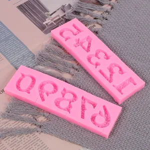 Vue détaillée du moule à chiffres en silicone rose pour la décoration de pâtisserie.