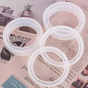 Detailansicht von klaren Silikon-Armbandformen mit Rauten-Design für Harz-Bastelarbeiten.