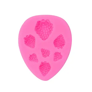 Vue détaillée du moule à fraises en silicone rose avec plusieurs cavités