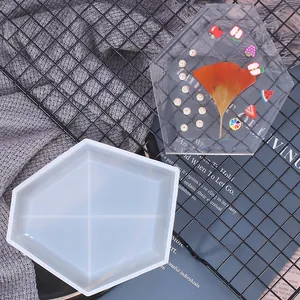 Vista detallada del molde de silicona hexagonal y posavasos de resina terminado.