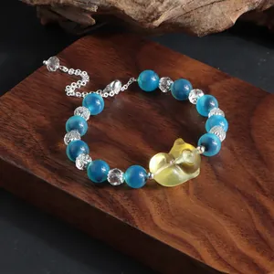 Detailansicht eines Armbands im neuen chinesischen Stil mit blauen Achaten und Fuchsanhänger
