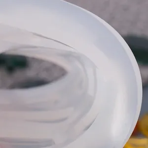 Dettaglio macro che mostra la trama a specchio traslucida di uno stampo in silicone per resina