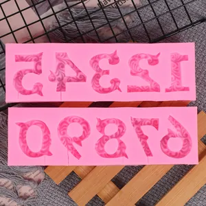 Vue détaillée du moule en silicone rose pour chiffres décoratifs, pâtisserie DIY