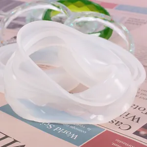Nahaufnahme einer Silikonform für facettierte Armreifen zur DIY-Harzherstellung.