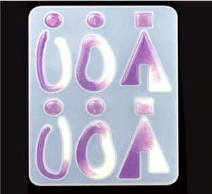 Vista dettagliata della resina viola in uno stampo in silicone per orecchini DIY