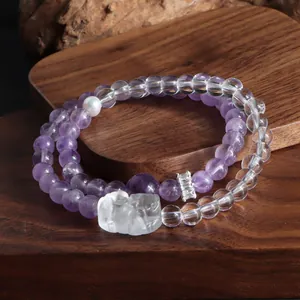 Détail du bracelet en améthyste et quartz avec breloque lion sculptée et perle