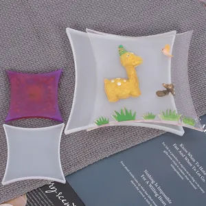 Detalle de set de moldes de silicona para resina con escena 3D creativa DIY