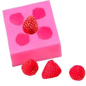 Vue détaillée d'un moule en silicone mini fraise avec échantillons de fraises en fondant