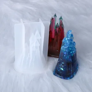 Detailansicht der 3D-Schloss-Silikonform neben fertigen Epoxidharz-Ornamenten.