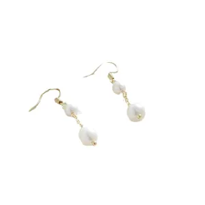 Pendientes vintage con perlas barrocas naturales y ganchos bañados en oro de 14K
