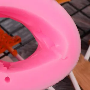 Gros plan sur le moule en silicone rose pour décoration de gâteaux en chocolat DIY