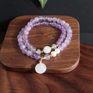 Detailansicht eines eleganten zweireihigen Amethyst-Armbands mit weißem Jade-Anhänger