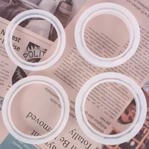 Detailansicht der facettierten Silikonformen für DIY-Armbänder aus echtem Harzschmuck