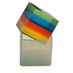 DIY Silikonform für Harzguss in Würfelform mit buntem, mehrschichtigem Musterbeispiel.
