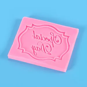 Detaillierte Ansicht des 'Special Day'-Designs auf einer rosa Silikon-Schokoladenform.