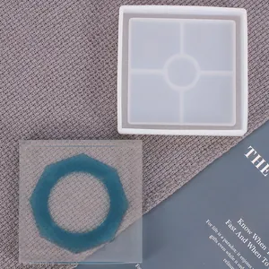 Vista superior de moldes de silicona cuadrados y hexagonales para posavasos de resina