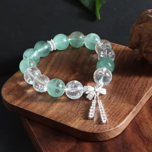 Detailansicht eines Armbands aus grünem Fluorit und Kristall mit Schleifenanhänger
