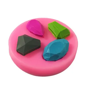 Dettaglio dello stampo in silicone rosa con quattro diverse cavità a forma di gemma