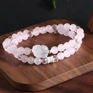 Vue détaillée d'un bracelet double rang en quartz rose naturel sur socle en bois chic.
