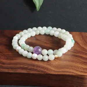 Detail van de dubbelstrengs armband met aquamarijn, amethist en zoetwaterparels