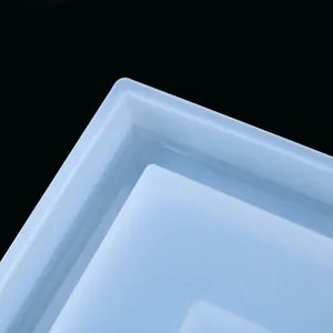 Κοντινό πλάνο της λείας επιφάνειας καθρέφτη στο καλούπι σιλικόνης για κουτί ρητίνης
