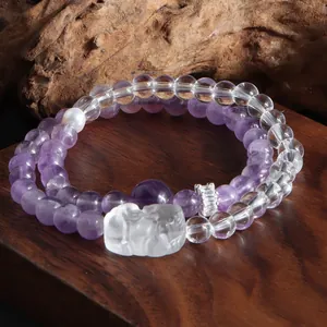 Détail d'un bracelet double rang en améthyste et quartz avec un pendentif lion de danse