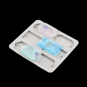 Vue détaillée du moule en silicone DIY avec tablettes de cire et fleurs séchées.