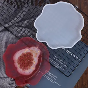 Vista dettagliata dello stampo in silicone a nuvola e del sottobicchiere in resina