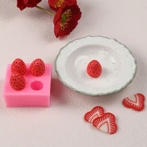 Vue détaillée d'un moule en silicone fraise à 4 cavités avec des répliques de fruits