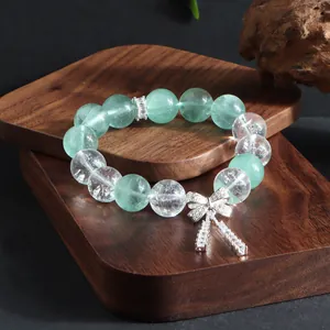 Detailaufnahme eines Armbands aus grünem Fluorit und Bergkristall mit Schleife