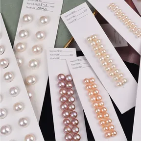 Vue détaillée de perles d'eau douce naturelles à haut éclat sur cartes pour bijoux à faire soi-même.