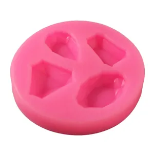 Vista dettagliata dello stampo in silicone rosa con quattro forme di gemme sfaccettate