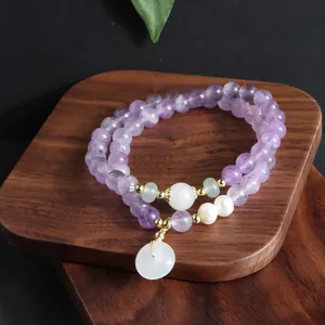 Exquisite Nahaufnahme eines doppelsträngigen Amethyst-Armbands auf elegantem Holzdisplay