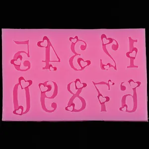 Vue détaillée du moule en silicone rose avec chiffres 0-9 et cœurs pour la pâtisserie.