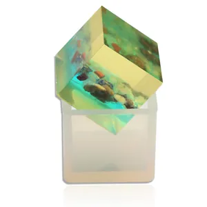 Quadratische Silikonform für Kristall-Epoxidharz-DIY Schmuck mit fertigem Würfel