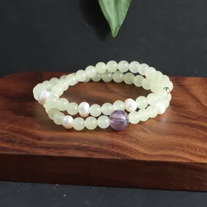 Detailweergave van dubbellaagse armband met jade groene kralen en zoetwaterparels