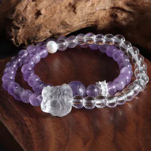 Gros plan détaillé du bracelet double rang en améthyste et quartz avec perle de lion