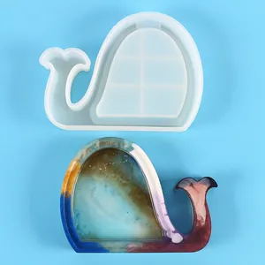 Detail van een walvisvormige siliconen mal en een afgewerkte kleurrijke hars opbergtray