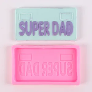 Detail der rosa Silikonform und der Super Dad Plakette für Backen oder Harzhandwerk