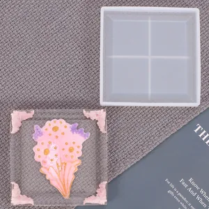 Primer plano de molde de silicona cuadrado mostrando un posavasos de flores acabado
