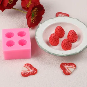 Gros plan du moule en silicone pour mini fraises avec fruits de décoration