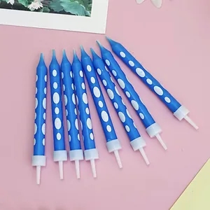 Detailopname van blauwe potlood verjaardagskaarsen met witte stippen en houders
